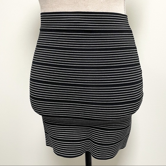BCBGMAXAZRIA Black White Striped Bodycon Tulip Skirt Mini EUC - Picture 5 of 7